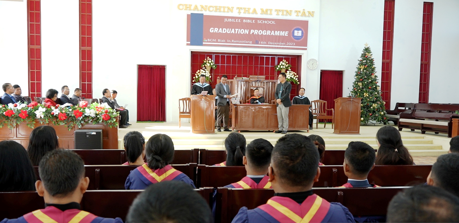 Jubilee Bible School-in Graduation Service an hmang
